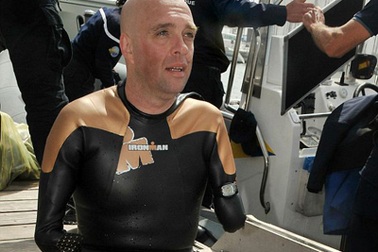 Người cụt tứ chi quyết bơi vượt eo biển 