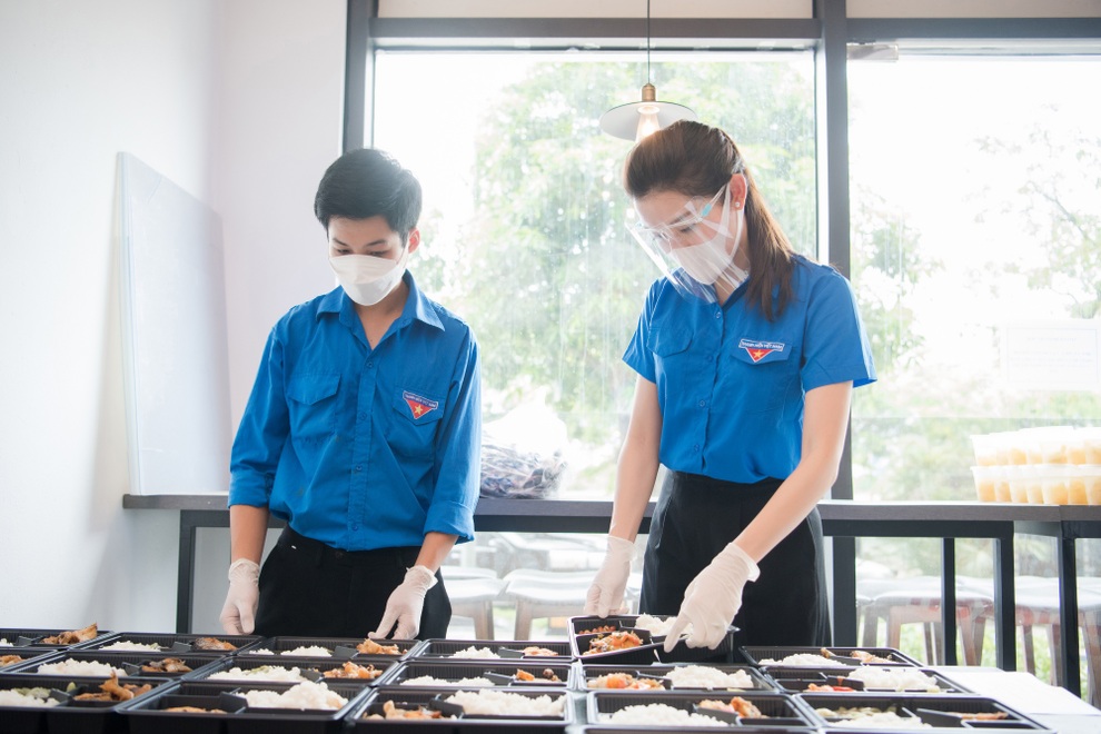 Xuân Bắc, Huyền My chuẩn bị suất ăn tặng người nghèo mất việc mùa dịch - 6 Xuân Bắc, Huyền My chuẩn bị suất ăn tặng người nghèo mất việc mùa dịch - 6