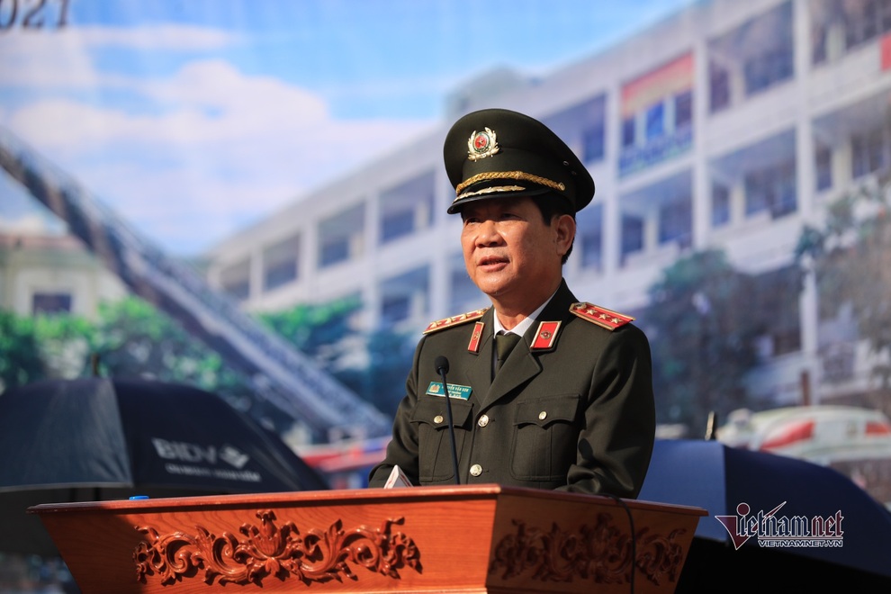 Cảnh sát Phòng cháy chữa cháy trèo tường, đu dây cứu nạn cứu hộ - 2 Cảnh sát Phòng cháy chữa cháy trèo tường, đu dây cứu nạn cứu hộ - 2