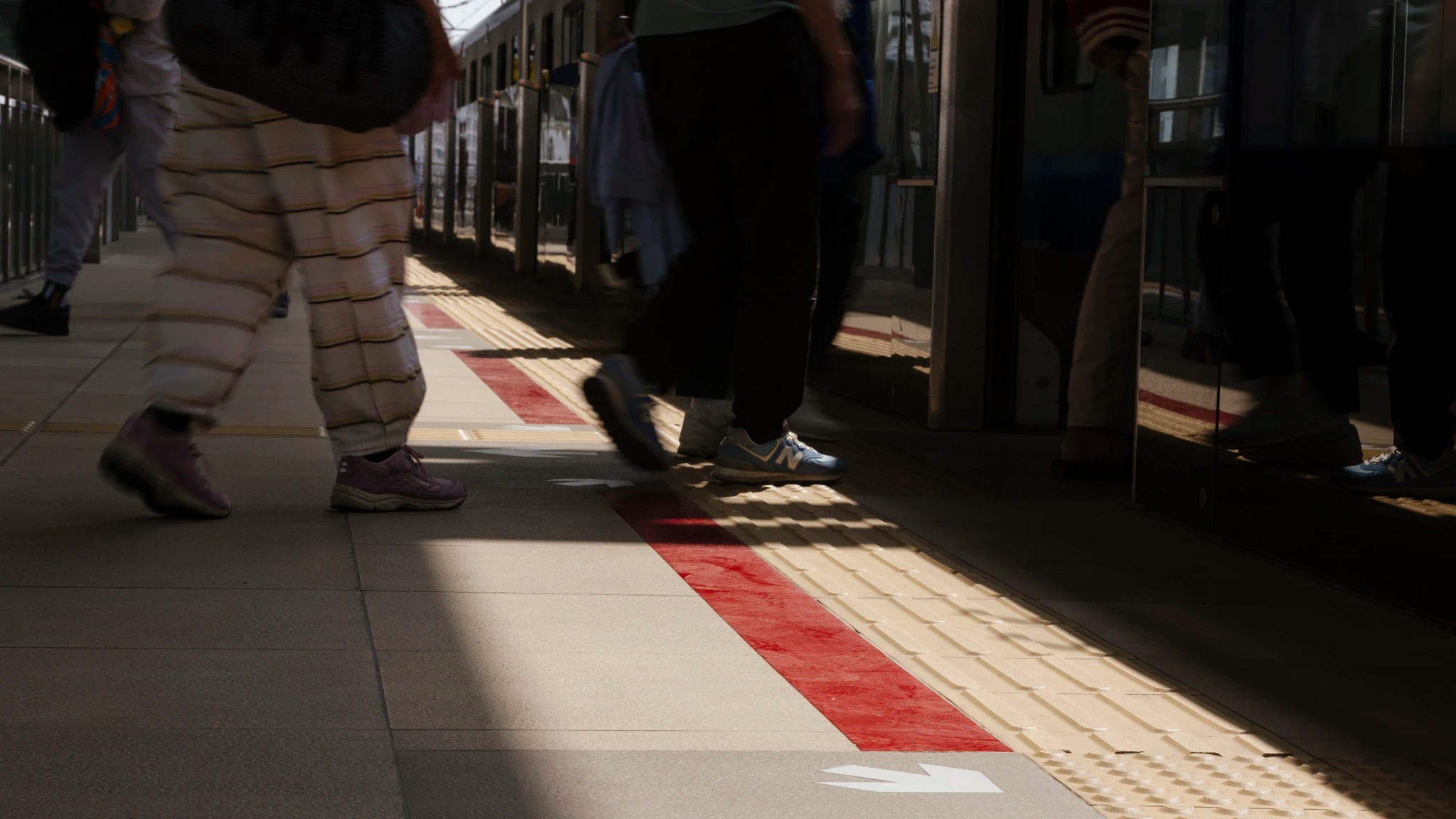 Nhiệm vụ quan trọng nhất của cô ấy là đảm bảo an toàn cho hành khách. Thời gian metro vừa khai trương, lượng khách rất đông và nhiều người chưa quen với quy định. Cô ấy phải nhắc nhở liên tục. Nhưng giờ đây, ý thức của người dân đã tốt hơn, công việc trở nên trơn tru hơn hẳn. Nhiệm vụ quan trọng nhất của cô ấy là đảm bảo an toàn cho hành khách. Thời gian metro vừa khai trương, lượng khách rất đông và nhiều người chưa quen với quy định. Cô ấy phải nhắc nhở liên tục. Nhưng giờ đây, ý thức của người dân đã tốt hơn, công việc trở nên trơn tru hơn hẳn.