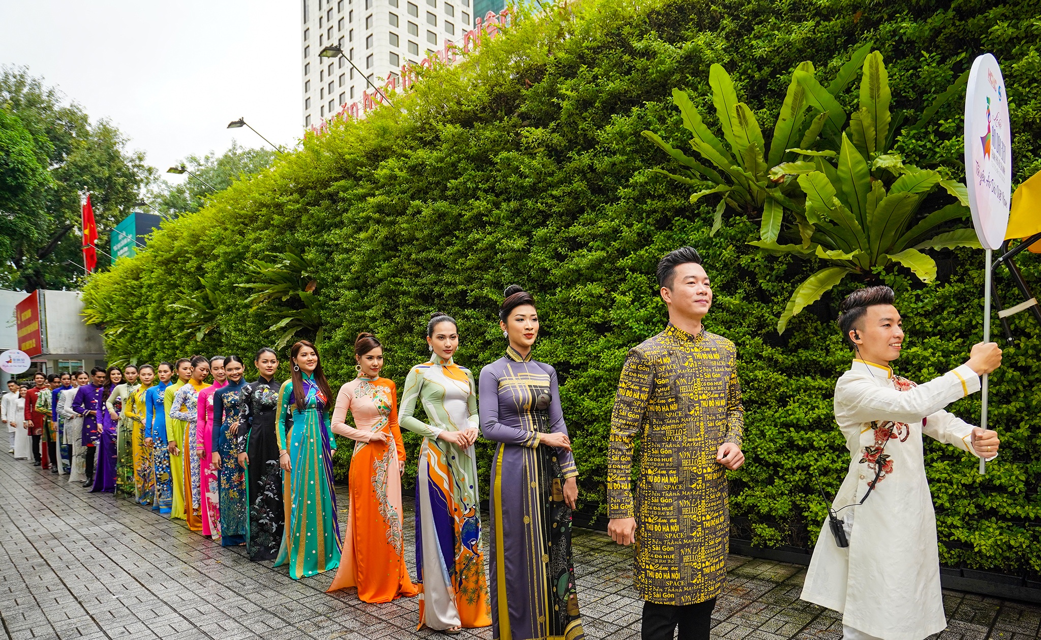 Đường phố, điểm du lịch… ở TPHCM biến thành sàn diễn áo dài - 1 Đường phố, điểm du lịch… ở TPHCM biến thành sàn diễn áo dài - 1