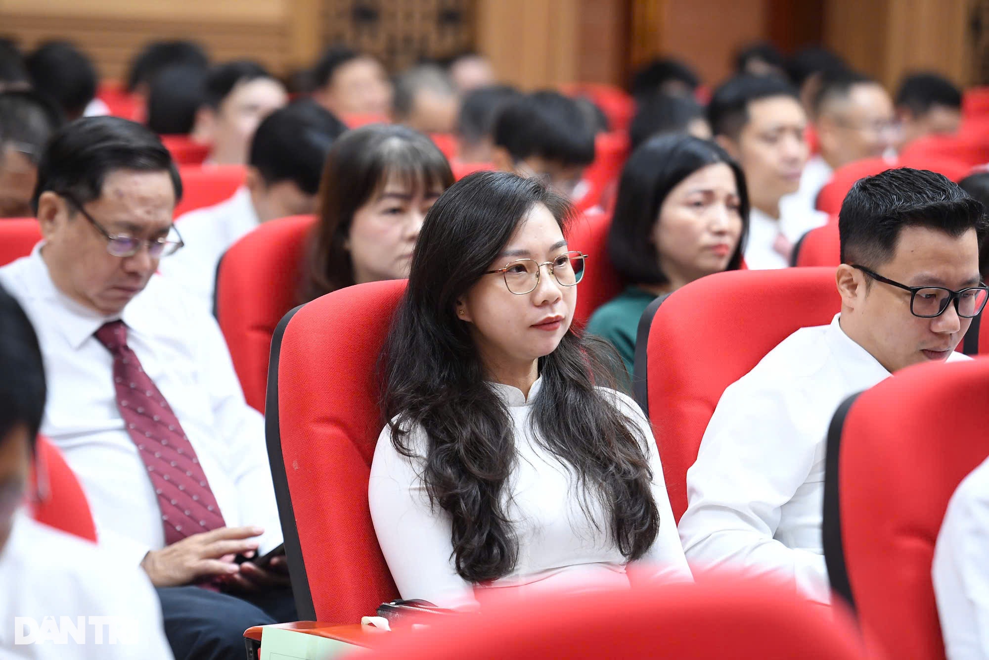 Xây dựng chính sách, mỗi cán bộ cần đặt cả tâm huyết và trách nhiệm - 7 Xây dựng chính sách, mỗi cán bộ cần đặt cả tâm huyết và trách nhiệm - 7