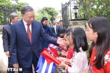 Tổng Bí thư, Chủ tịch nước thăm Đại sứ quán và cộng đồng người Việt Nam tại Cuba