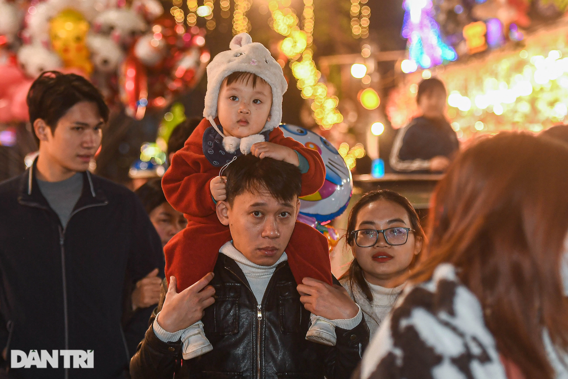 Hà Nội: Người dân chen nhau chụp ảnh, phố Hàng Mã ùn tắc kéo dài - 11 Hà Nội: Người dân chen nhau chụp ảnh, phố Hàng Mã ùn tắc kéo dài - 11