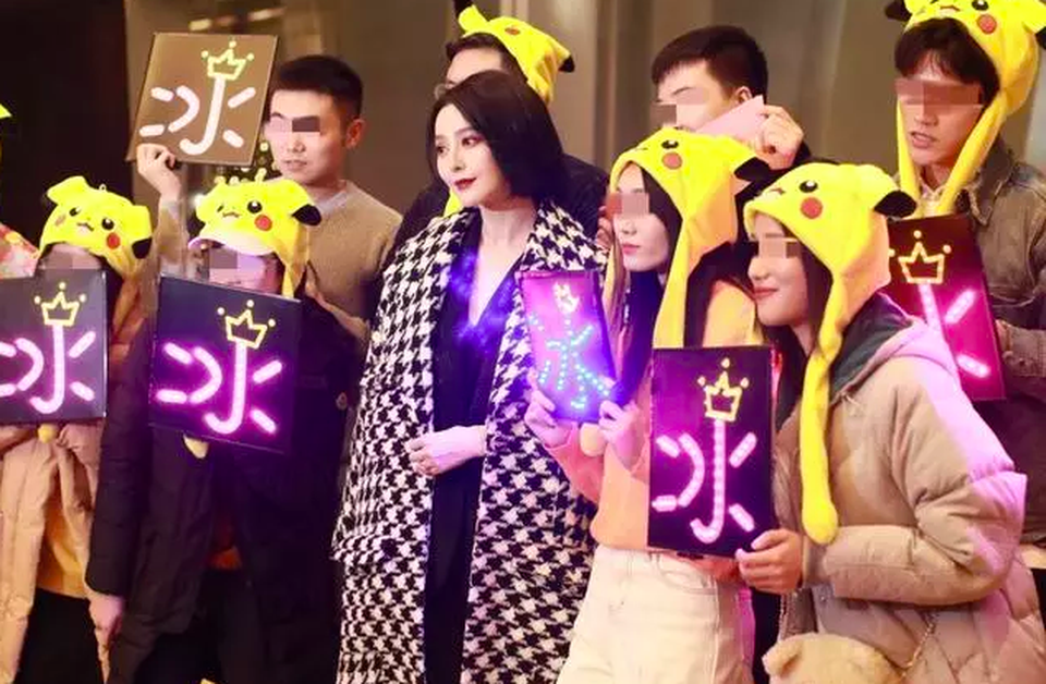 “Xuống tóc” cá tính, trang điểm ấn tượng, Phạm Băng Băng hút mọi ánh nhìn - 8 “Xuống tóc” cá tính, trang điểm ấn tượng, Phạm Băng Băng hút mọi ánh nhìn - 8