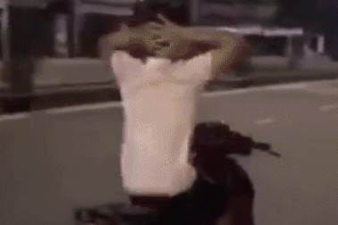 Truy tìm nam thanh niên "làm xiếc" trên xe máy