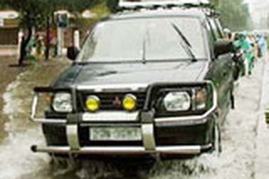 Nhiều tuyến phố Hà Nội chìm trong mưa