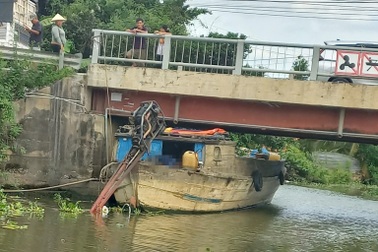 Ghe va vào dầm cầu ở Long An, một người tử vong