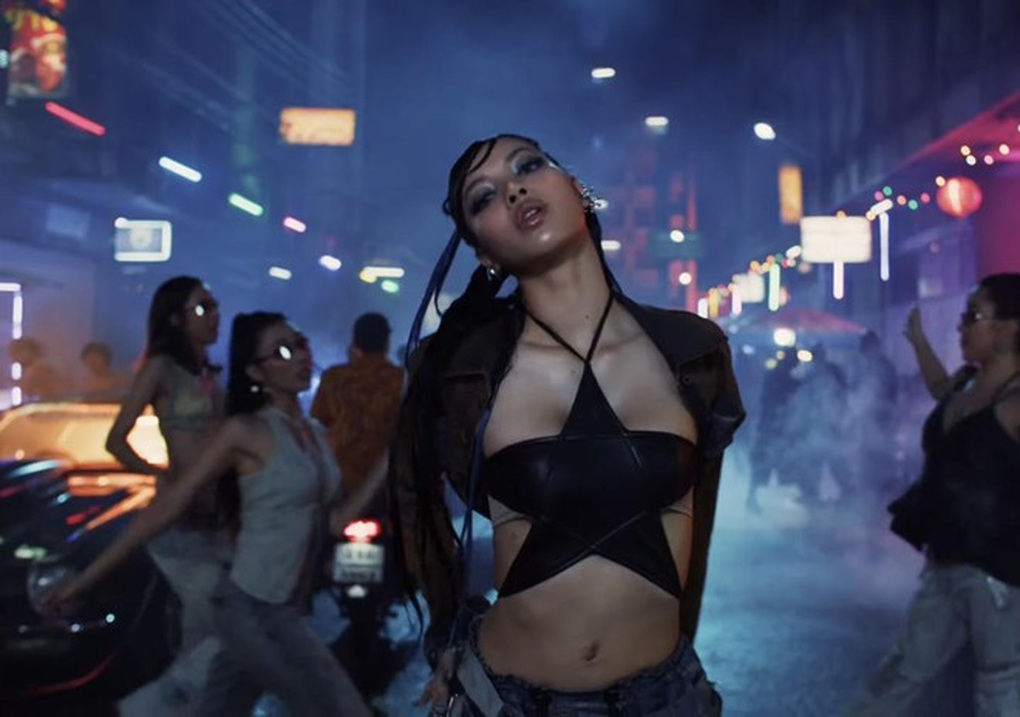 Lisa cá tính với tóc tém, da nâu, lắc hông điệu nghệ trong MV Rockstar - 1 Lisa cá tính với tóc tém, da nâu, lắc hông điệu nghệ trong MV Rockstar - 1