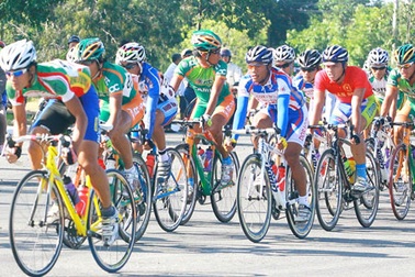 Sôi động ngày mở màn giải đua xe đạp Cúp TH Bến Tre