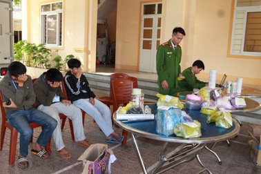 Chế tạo pháo nổ bán kiếm tiền, 3 học sinh bị bắt giữ