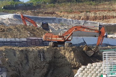 Vụ bức tường “khủng” đe doạ nhà dân: Tiến độ tháo dỡ đạt khoảng 70%