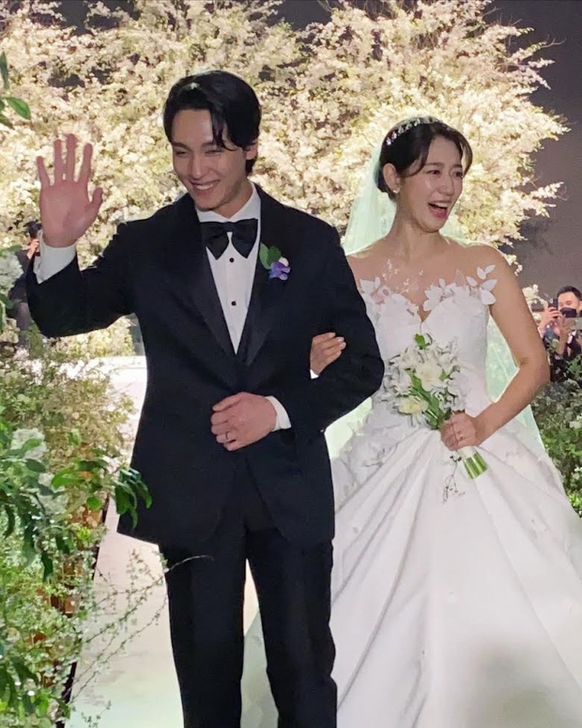 Bốn bộ váy cưới giá gần 1,2 tỷ đồng trong đám cưới Park Shin Hye - 2 Bốn bộ váy cưới giá gần 1,2 tỷ đồng trong đám cưới Park Shin Hye - 2