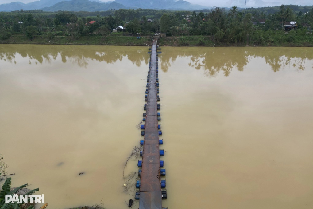 Nối lại cầu phao bị nước lũ cắt đứt thành 3 đoạn - 1