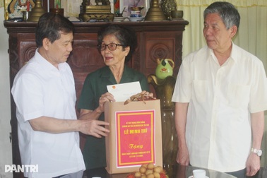 Chánh án TAND Tối cao thăm gia đình chính sách, người có công tại Vĩnh Long