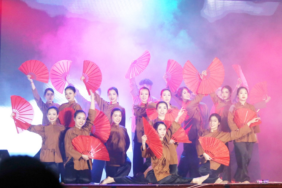 Sinh viên Báo chí hóa siêu anh hùng đón “ma mới” - 11 Sinh viên Báo chí hóa siêu anh hùng đón “ma mới” - 11