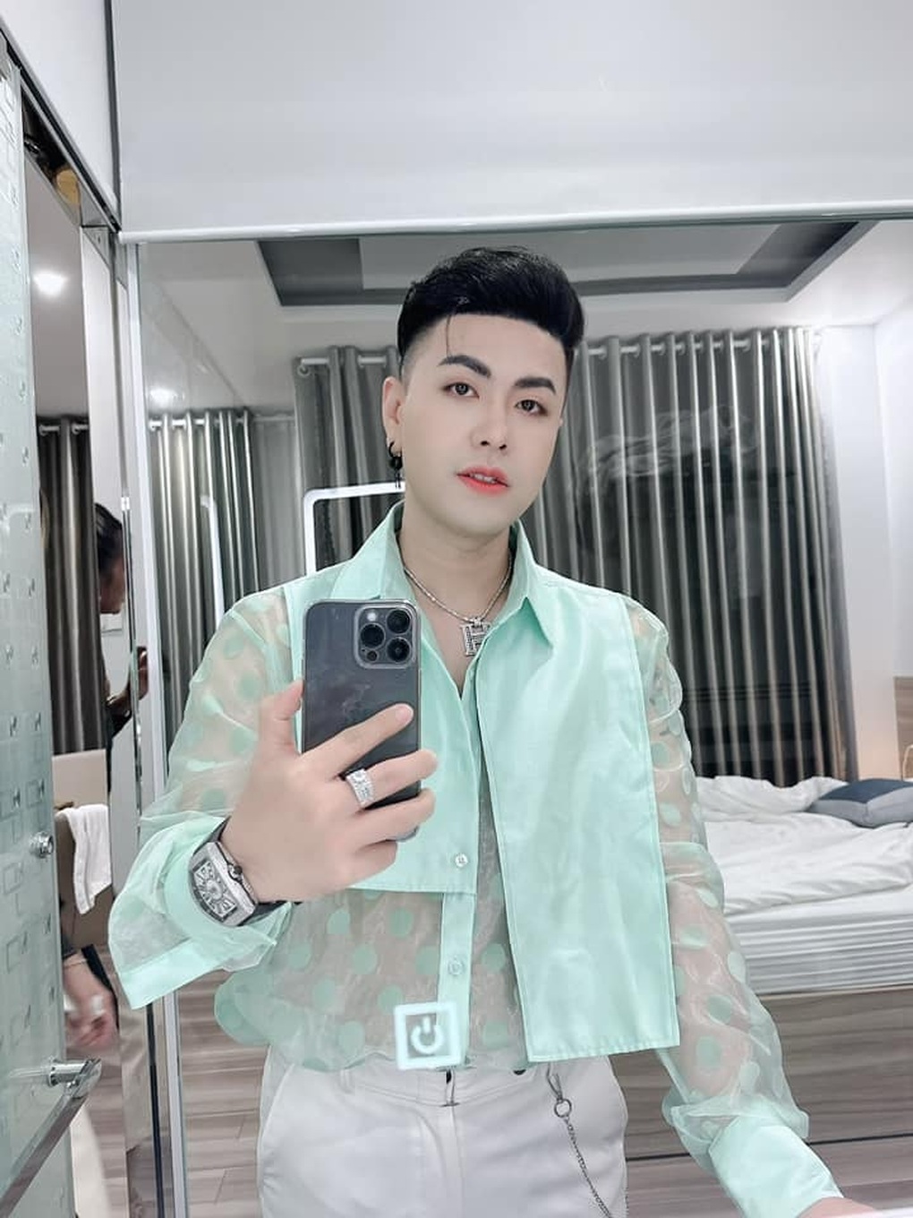 Ca sĩ Akira Phan: Tôi không đập nát mặt như mọi người nghĩ - 2 Ca sĩ Akira Phan: Tôi không đập nát mặt như mọi người nghĩ - 2
