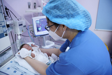 Khó thở, phù chân nhưng chủ quan "thai hành", sản phụ 37 tuổi nguy kịch