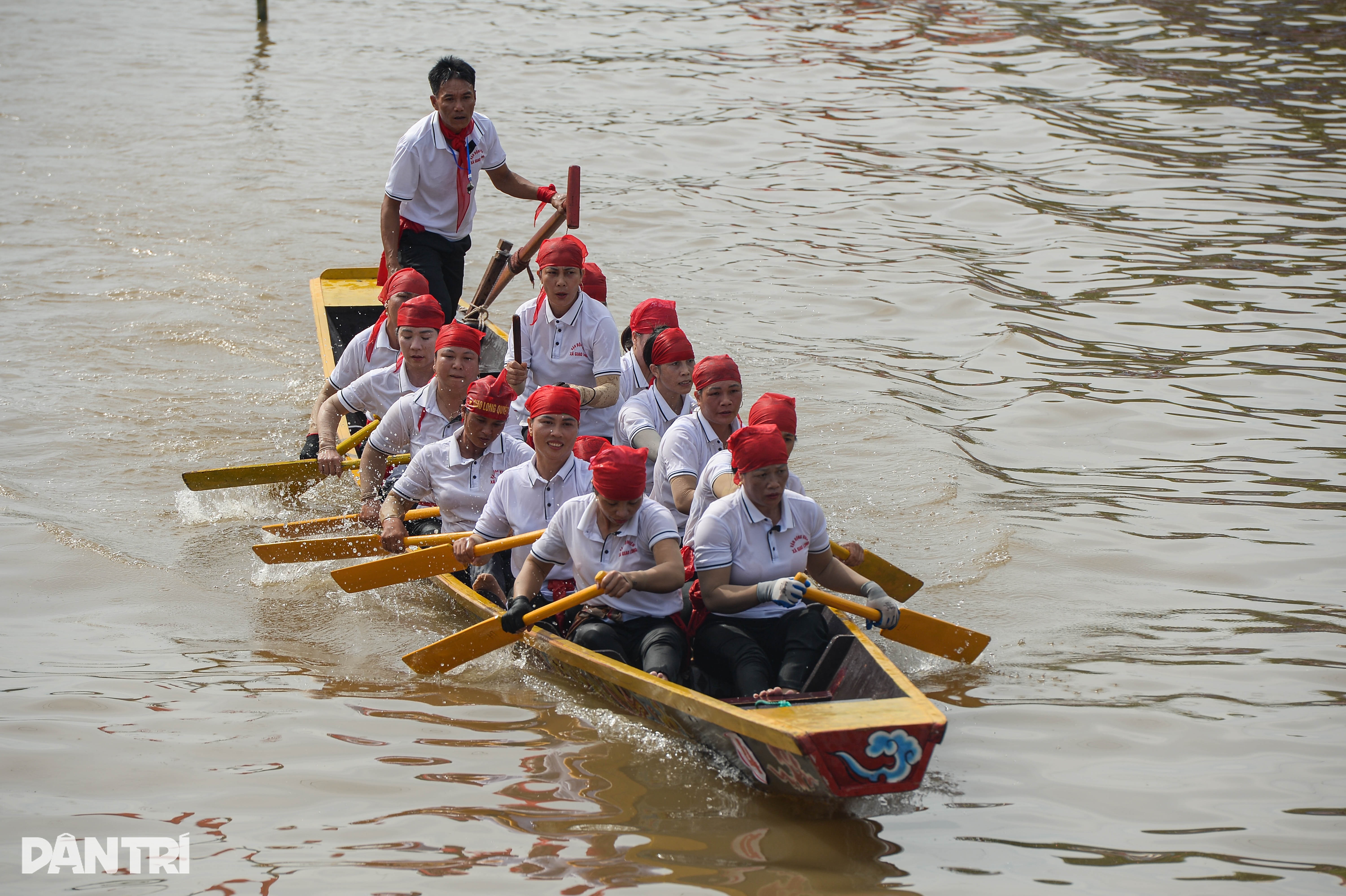 ການແຂ່ງຂັນເຮືອລໍາທີ່ຕື່ນເຕັ້ນໃນວັນເອກະລາດຢູ່ນະຄອນດິງ - 5 Sôi nổi, kịch tính giải thi bơi chải ngày Tết Độc lập ở Nam Định - 5