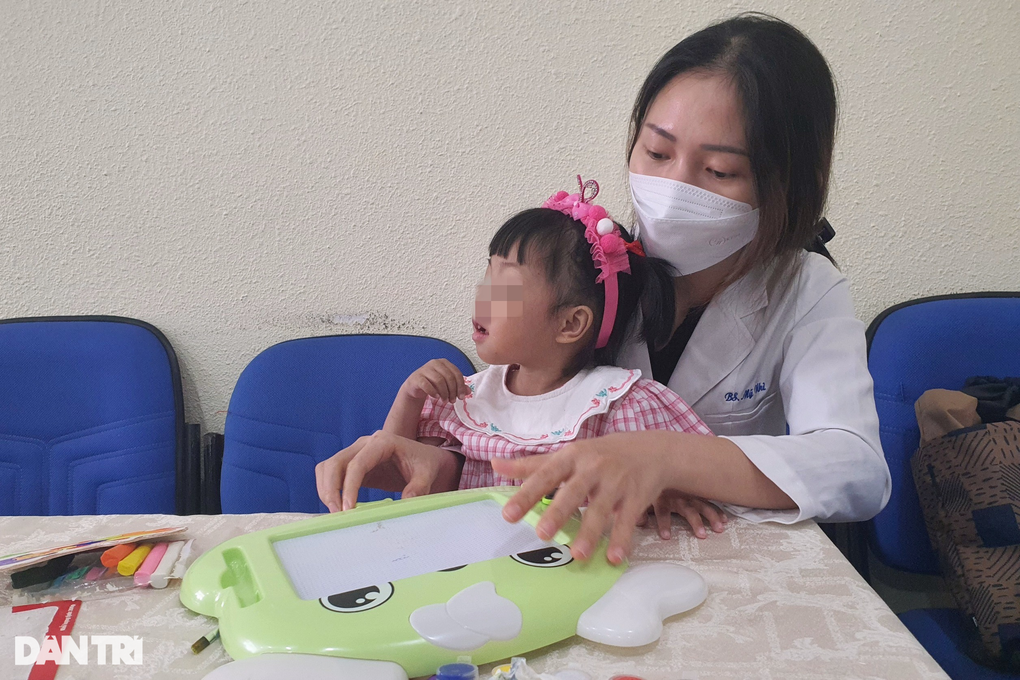 Người mẹ 16 năm đi viện hơn 100 lần để cứu con gái mắc bệnh hiếm - 5 Người mẹ 16 năm đi viện hơn 100 lần để cứu con gái mắc bệnh hiếm - 5