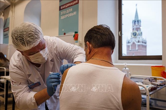 Tiêm vaccine COVID-19 cho người dân tại Moskva, Nga, ngày 21/10/2021. Ảnh: AFP/TTXVN