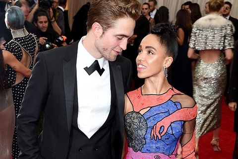 Kristen Stewart né mặt “tình cũ” Robert Pattinson 