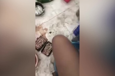 Khách "muốn ói" khi thấy căn bếp ngổn ngang ở quán buffet 99.000 tại Hà Nội