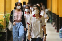 Thí sinh thi tốt nghiệp ở TPHCM được phát kính chống giọt bắn phòng Covid