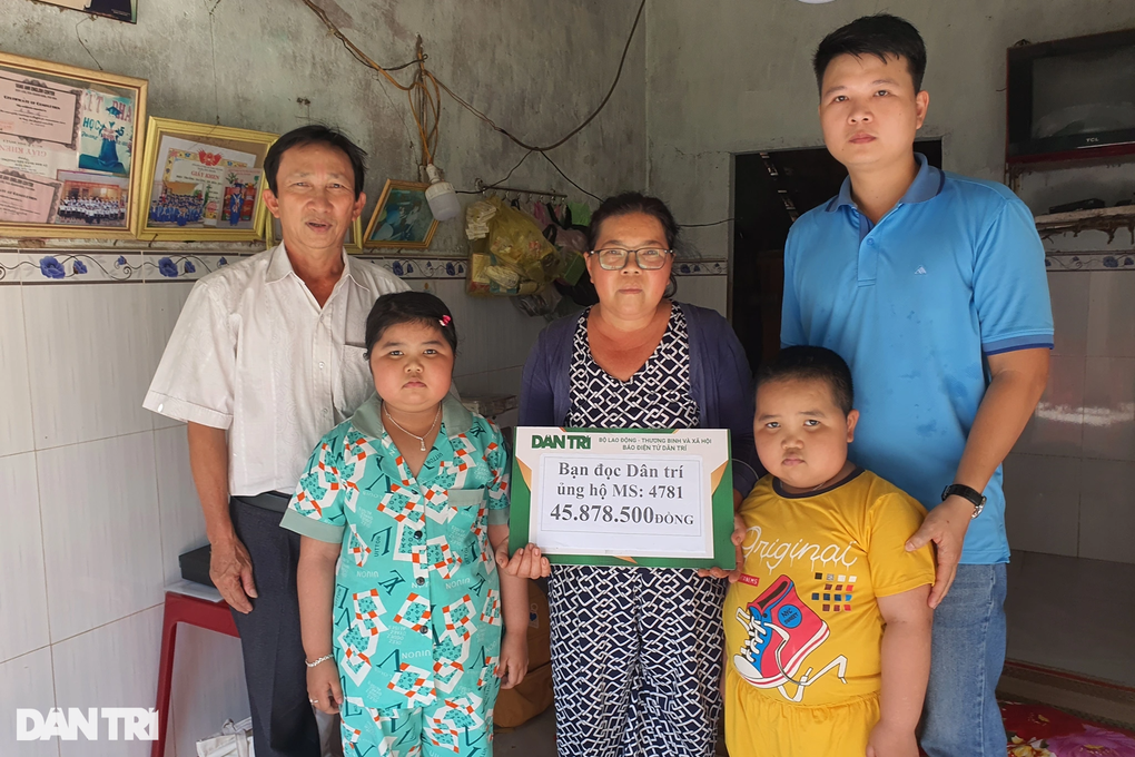 Hai cháu bé con nhà nghèo mắc bệnh mập được giúp hơn 80 triệu đồng - 1 Hai cháu bé con nhà nghèo mắc bệnh mập được giúp hơn 80 triệu đồng - 1