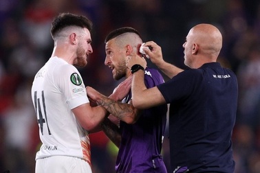 Đội trưởng Fiorentina bị CĐV ném chảy máu đầu ở chung kết Conference League