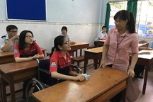 Thí sinh đi thi trên xe lăn