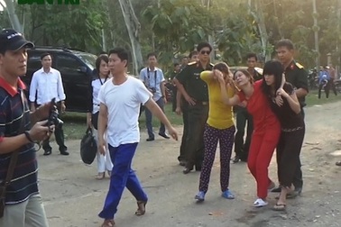 Vụ nổ kho pháo hoa: Vương vãi những tấm sắt nặng cả chục kg