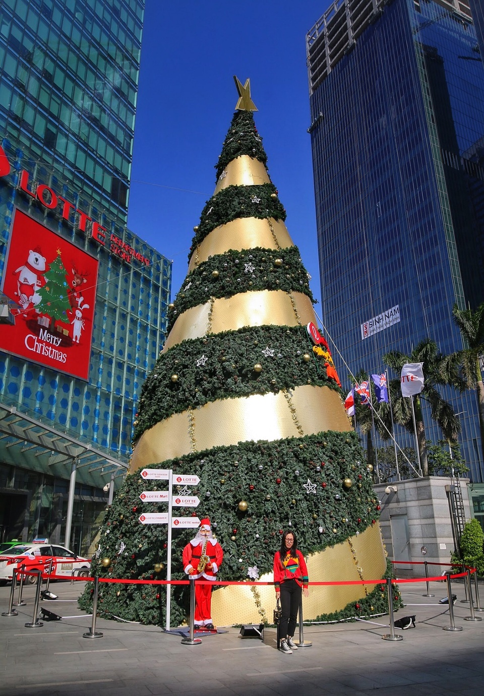 Chiêm ngưỡng những cây thông Noel khổng lồ trên đường phố Hà Nội - 5 Chiêm ngưỡng những cây thông Noel khổng lồ trên đường phố Hà Nội - 5