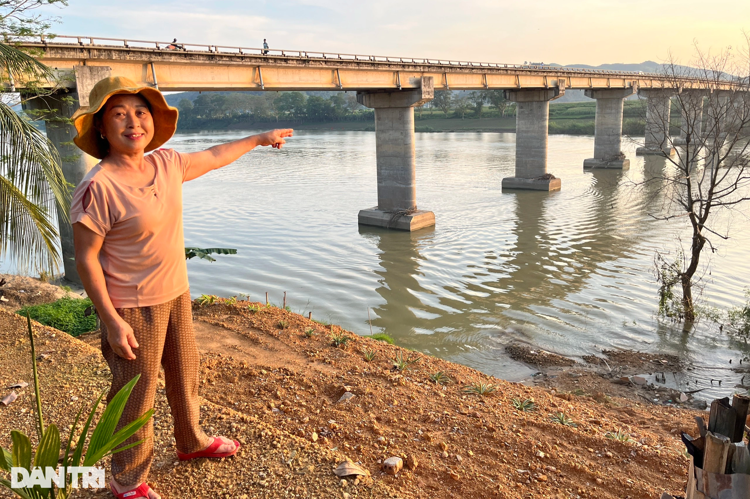 Sạt lở nghiêm trọng bờ sông Lam, đe dọa kéo sập hàng chục nhà dân - 2