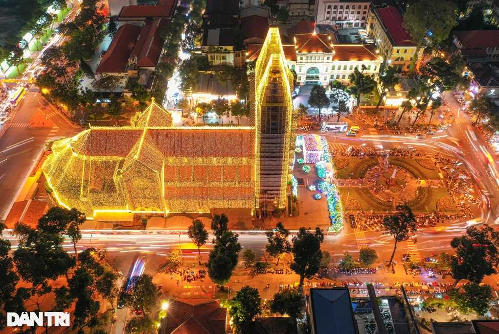 Thay hai Thánh giá ở Nhà thờ Đức Bà Sài Gòn bằng thép nguyên khối mạ vàng - 2 Thay hai Thánh giá ở Nhà thờ Đức Bà Sài Gòn bằng thép nguyên khối mạ vàng - 2
