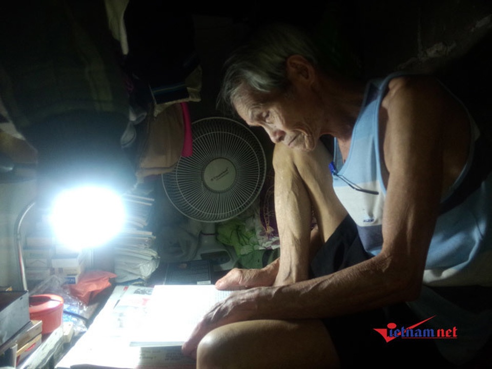 Hành động ý nghĩa của người đàn ông sống trong căn nhà 2m2 ở phố cổ - 1