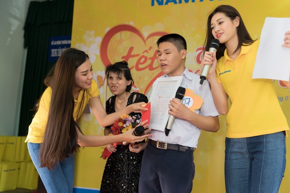 Ấm áp tình nghệ sĩ Việt dành cho người nghèo mùa Tết - 9 Ấm áp tình nghệ sĩ Việt dành cho người nghèo mùa Tết - 9