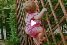 Cười không nhặt được mồm trước những trò nghịch dại của bé