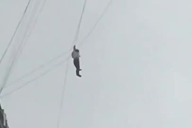 Muốn quỵt tiền phòng khách sạn, người đàn ông đu dây từ tầng 20 để tẩu thoá