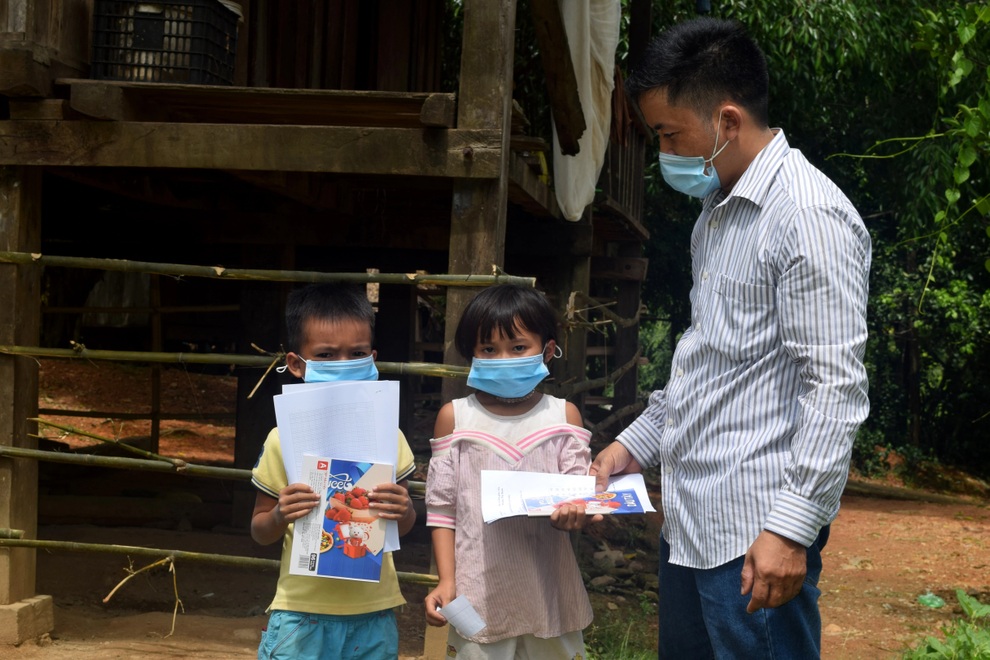 Không có điều kiện học trực tuyến: Thầy cô gõ cửa từng nhà giao bài tập - 2 Không có điều kiện học trực tuyến: Thầy cô gõ cửa từng nhà giao bài tập - 2