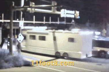 Cây cầu "hung thần" khiến nhiều xe tải quá khổ đi qua đều bị "bào lưng"