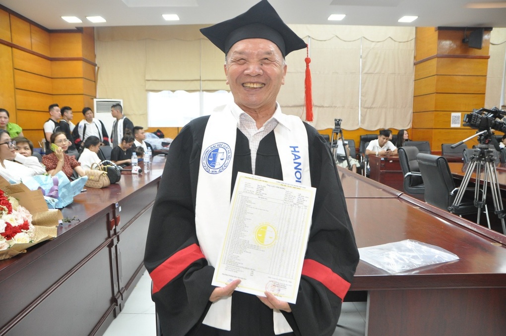 Cụ ông 78 tuổi tốt nghiệp cử nhân Luật: Tôi học thay cho 3 đứa con đã mất - 3 Cụ ông 78 tuổi tốt nghiệp cử nhân Luật: Tôi học thay cho 3 đứa con đã mất - 3