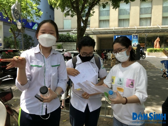 Thí sinh trao đổi bài sau khi kết thúc môn thi Ngữ văn.