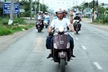 Peroni “phượt” cùng Vespa