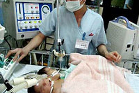 Cặp song sinh đặc biệt: Tay chân không phải của riêng một bé