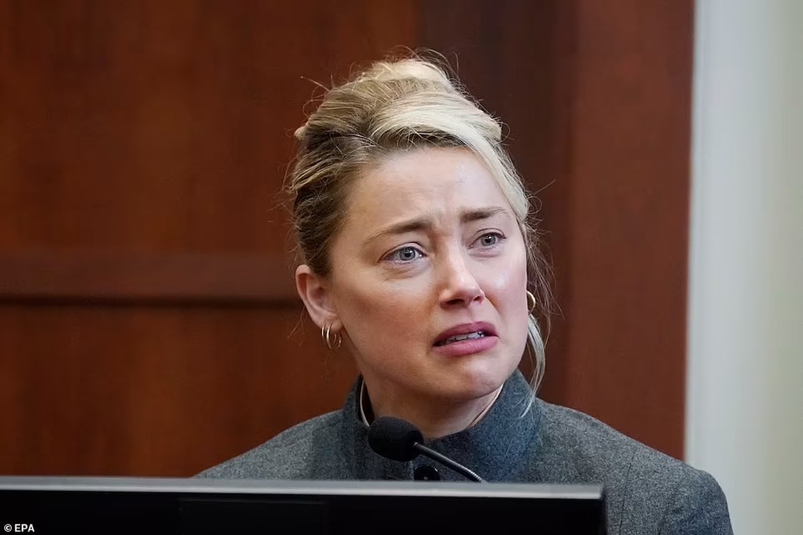 Amber Heard khóc lóc phủ nhận cáo buộc phóng uế trên giường - 1 Amber Heard khóc lóc phủ nhận cáo buộc phóng uế trên giường - 1