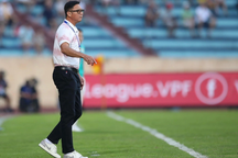 Tiến Linh bị từ chối bàn thắng, HLV Huỳnh Đức phàn nàn về trọng tài