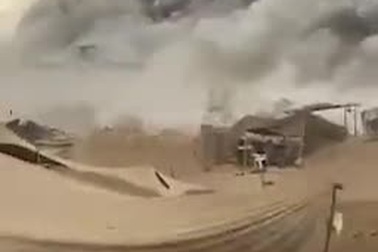 Israel đánh sập tòa nhà Hamas