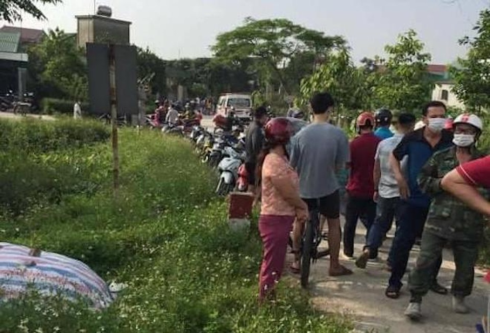 Lái tàu hoảng hồn phát hiện 2 mẹ con nằm dưới đường ray - 2 Lái tàu hoảng hồn phát hiện 2 mẹ con nằm dưới đường ray - 2