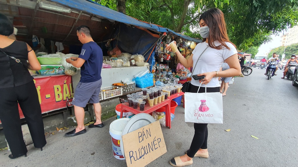 Mới sáng sớm đã bán cả tạ rượu nếp, tiểu thương hốt bạc ngày Tết Đoan Ngọ - 3 Mới sáng sớm đã bán cả tạ rượu nếp, tiểu thương hốt bạc ngày Tết Đoan Ngọ - 3